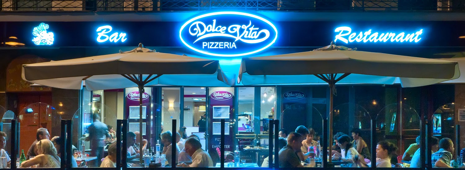 Façade du restaurant Dolce Vita de nuit, enseigne lumineuse